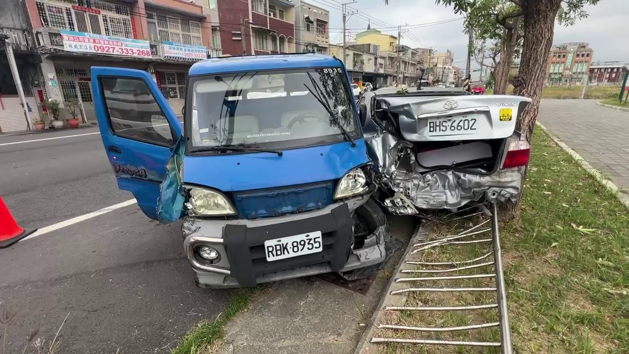 ▲▼撞警車後失控衝撞路旁民車（圖／記者王俊勝 翻攝；未經授權請勿翻攝）2
