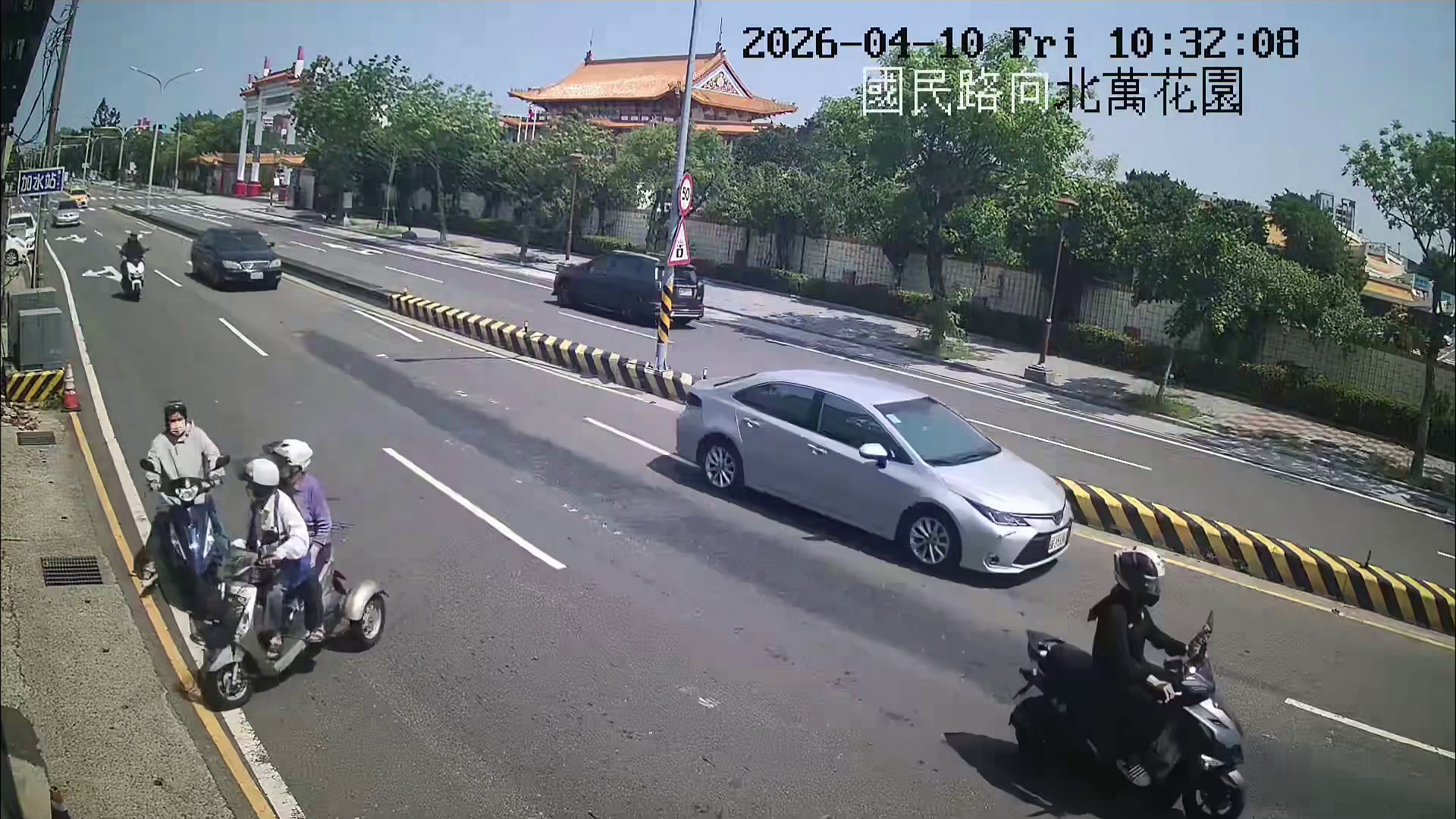 ▲馬路當自家！夫妻三輪車「停11秒」看花鬼切 後車閃避不及釀2傷（圖／南區大忠里長許智雄提供）