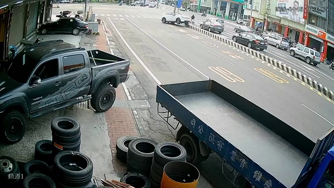 ▲毒駕女與分隔島正面對決後才停下，輪胎整該歪斜（圖／翻攝自Threads／@7tingting7）