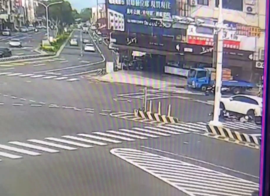 ▲毒駕女猛撞停紅燈騎士（圖／翻記者王俊勝 翻攝）