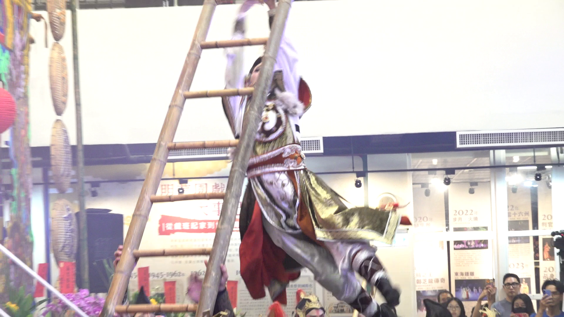 ▲再爬梯時疑似手滑造成沒抓穩摔落（圖／民眾提供；記者王俊勝 翻攝）