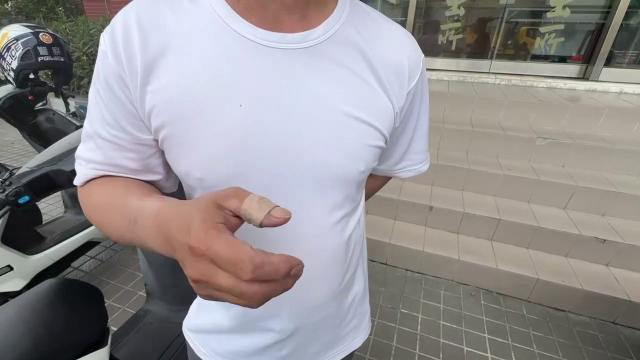 ▲熱心騎士目睹...陌生男「勒頸強拖」女高中生 撿木棍打嫌犯驚險救援（圖／記者王俊勝 翻攝）