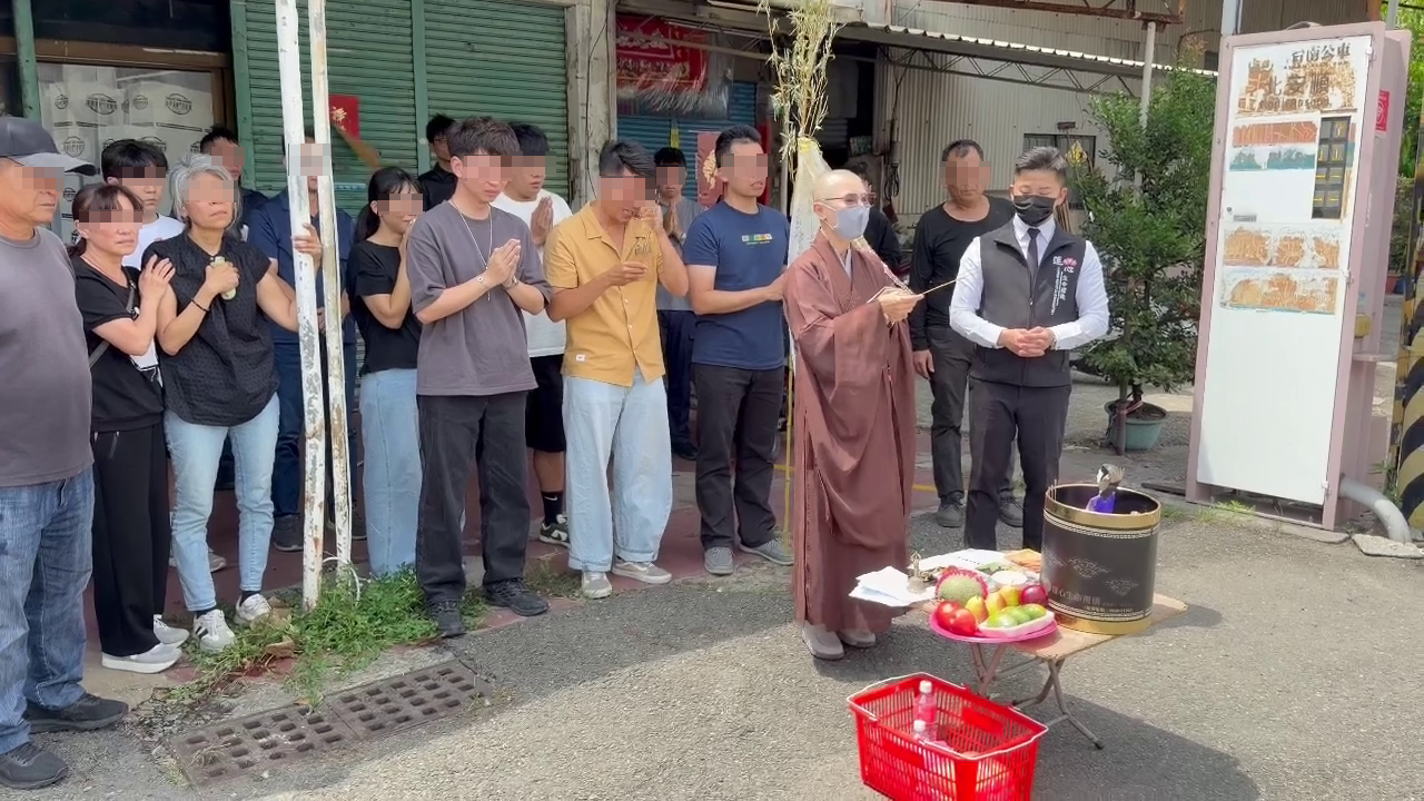 ▲女警回家了…男友哭喊「妳永遠是我老婆」 哥含淚「允諾1事」才連3聖筊圓滿（圖／記者王俊勝 翻攝）