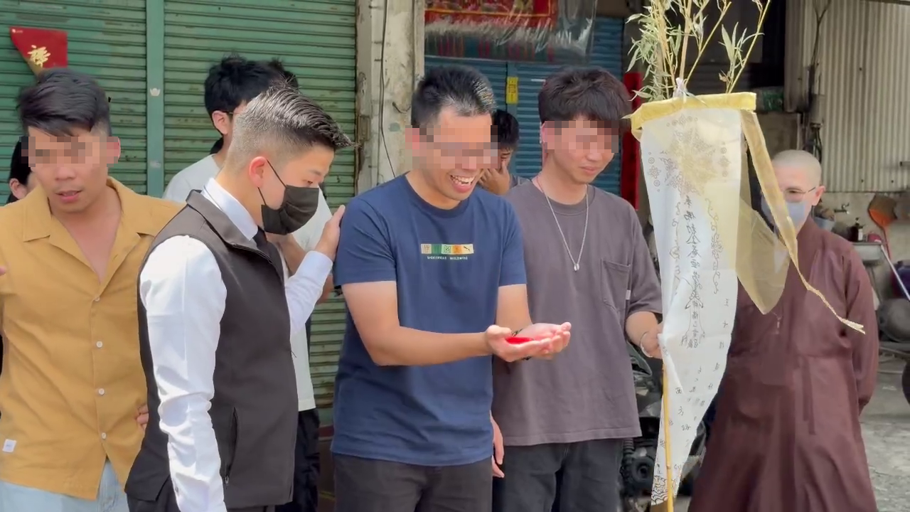 ▲女警回家了…男友哭喊「妳永遠是我老婆」 哥含淚「允諾1事」才連3聖筊圓滿（圖／記者王俊勝 翻攝）1