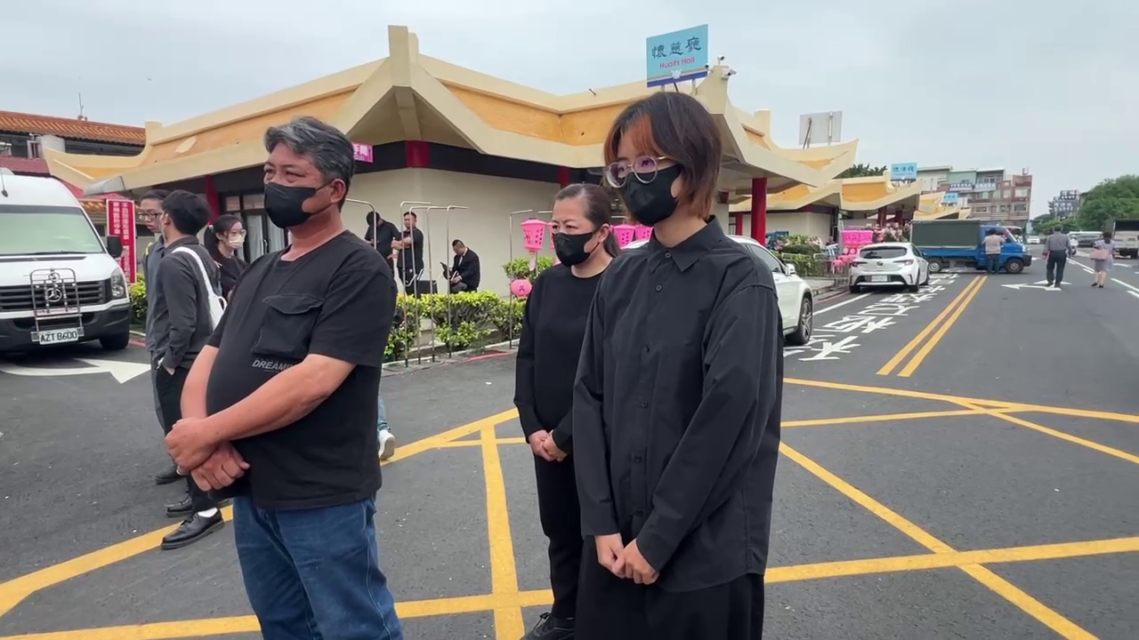 ▲女大生現身女警告別式！這次沒牽手「在門口遭堵」爸友人怒斥 家屬：沒跪別進來（圖／記者王俊勝 翻攝）
