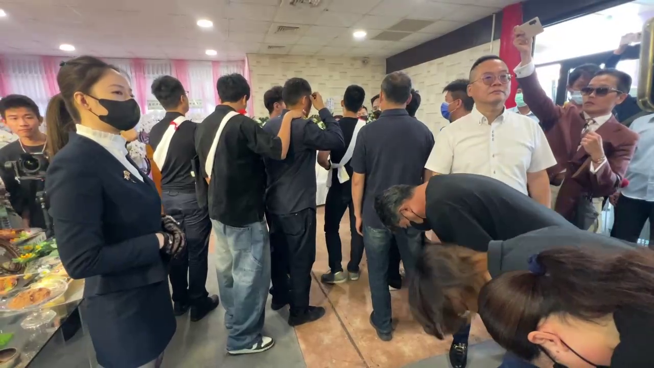 ▲▼女大生與爸媽向女警捻香及向家屬答禮（圖／記者王俊勝 翻攝）