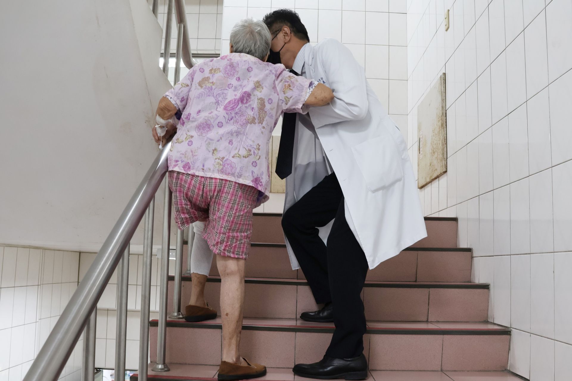 百歲人瑞無法走 帶氧氣呼吸仍堅持開刀換膝蓋