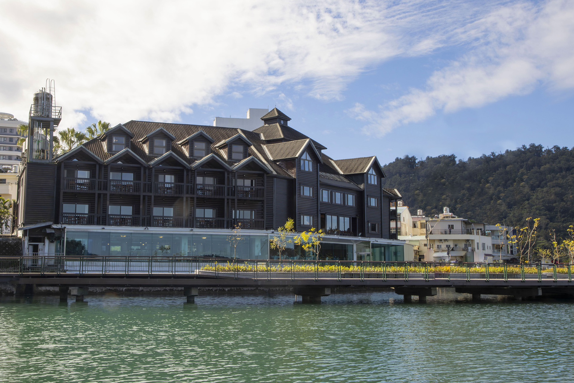 力麗觀光於旅展主打「一券多用、雙城暢遊」，更可在線上旅展搶優惠。（圖／力麗觀光提供）