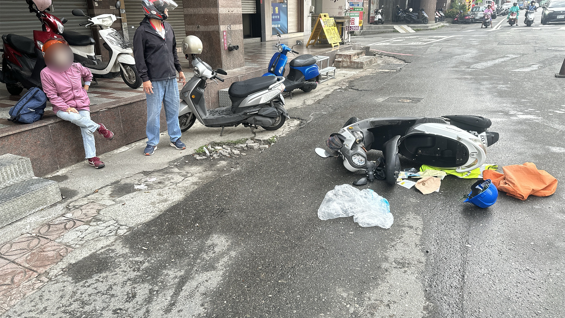 ▲台南公車與機車碰撞！疑機車偏離車道 騎士噴飛四肢挫傷送醫（圖／記者王俊勝 翻攝；未經授權請勿翻攝）