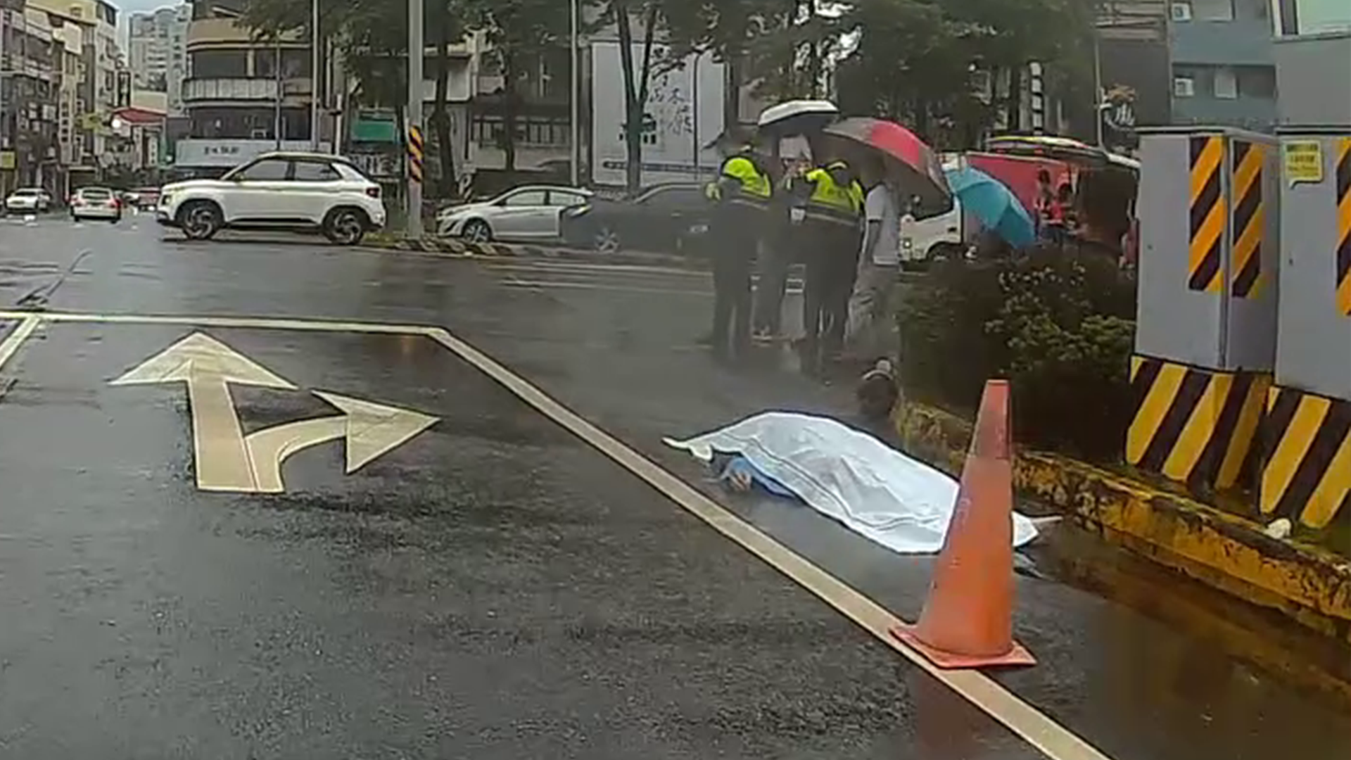 ▲台南西門圓環死亡車禍!騎士與汽車猛撞當場死亡(圖/翻攝自臉書 台南大小事)