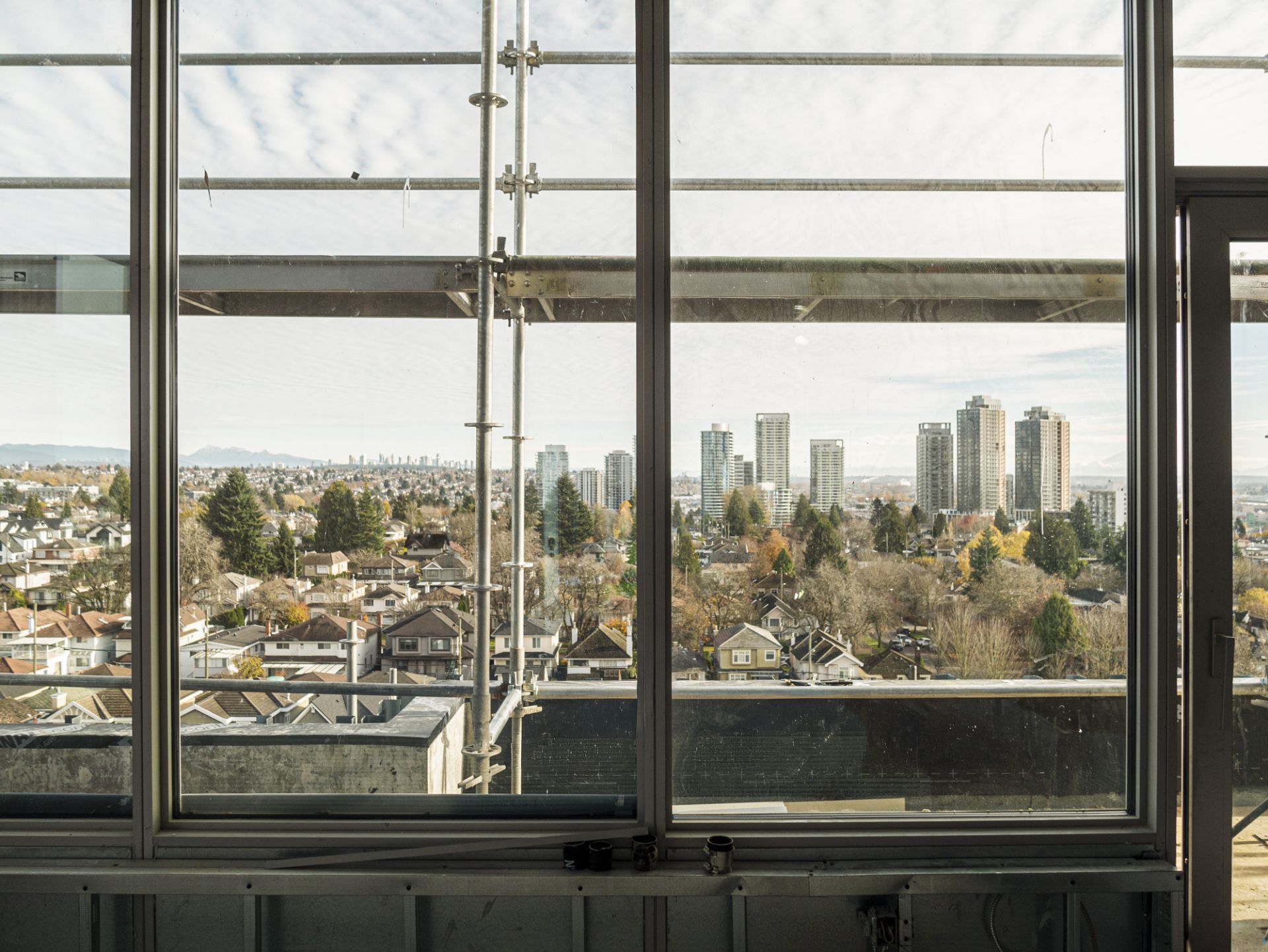 智慧安家：透過醫療級全屋淨化與智慧空間轉化系統，讓科技隱形於細節，成就更純粹的居住品質。