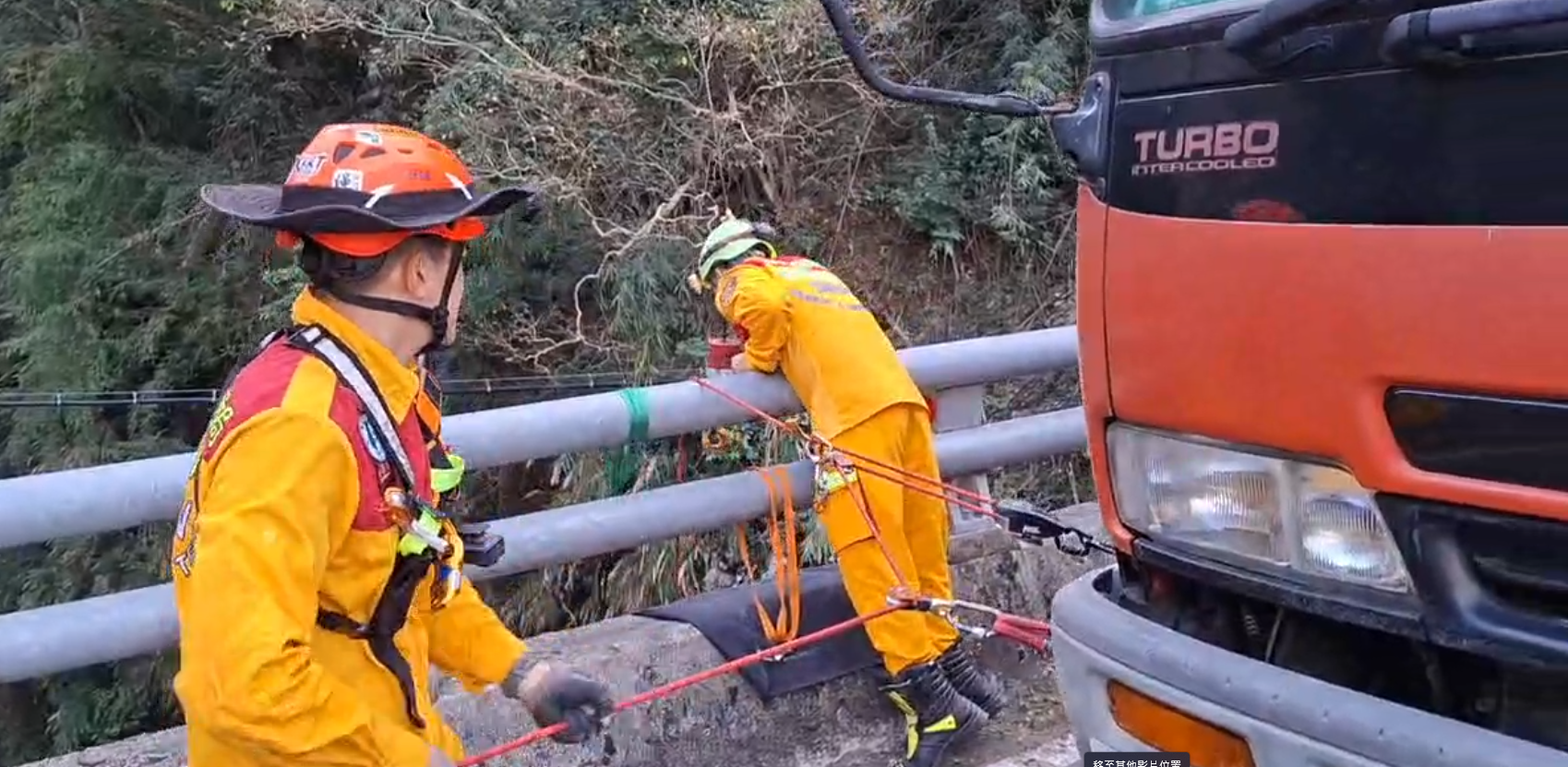 屏東60餘歲婦人騎機車墜30公尺橋下溪床！　救起OHCA送醫急救