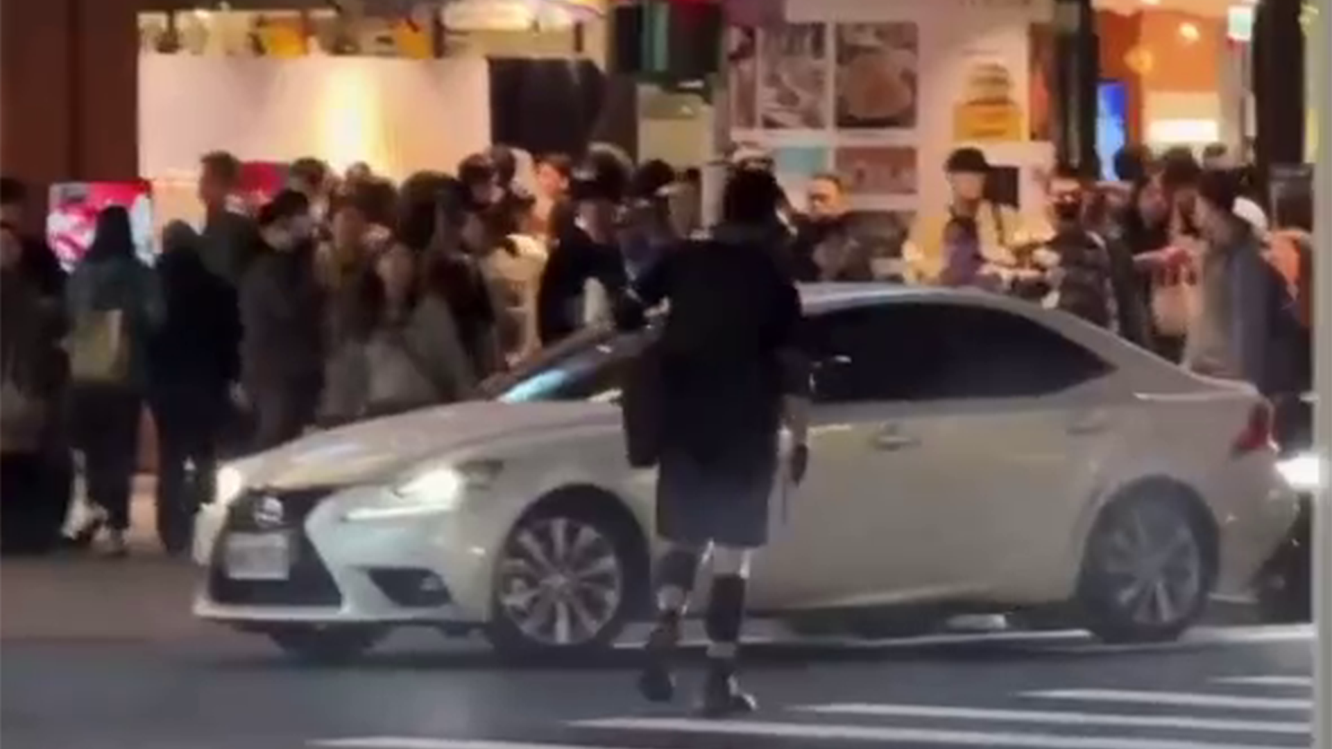 ▲恐攻男張文北車丟煙霧彈、闖百貨持刀傷人！釀4死5傷 身搜出4把刀＋汽油彈（圖／民眾提供）