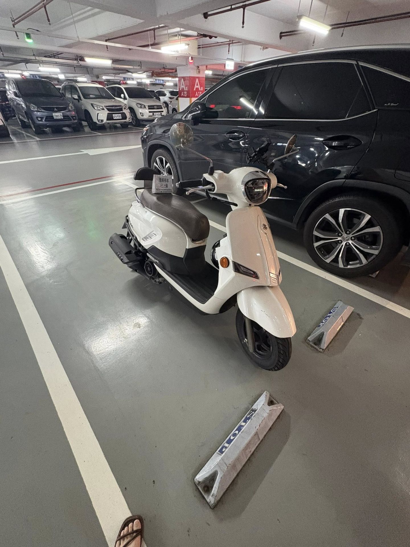 機車誤停汽車格被上鎖！巨城百貨硬起來　網笑：這台「自我認同四輪」