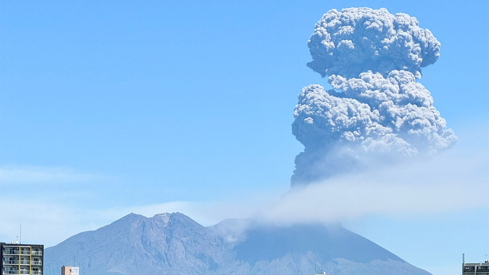 ▲日本櫻島火山噴發!煙噴3400公尺高...灰飄鹿兒島、垂水市 居民口罩防護(圖/翻攝自 X/coolkagoshima)