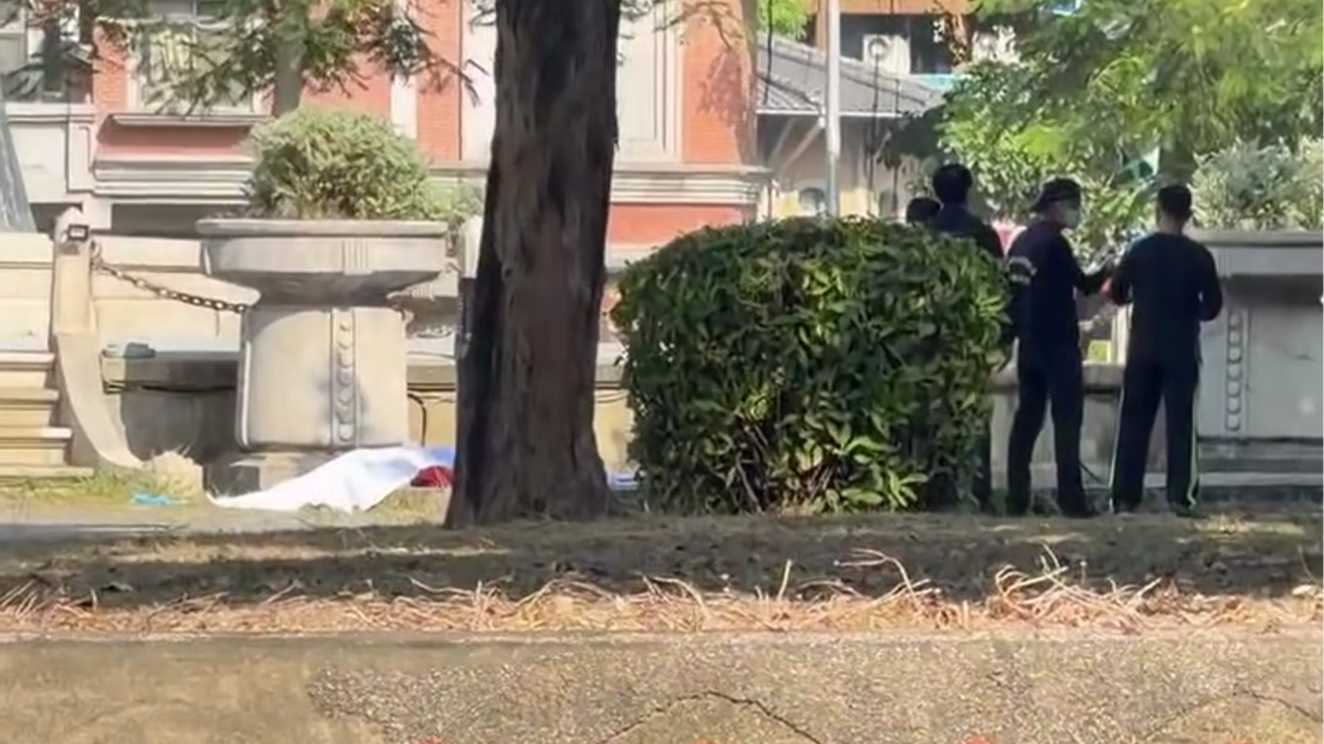 ▲湯德章公園驚傳憾事！1人倒臥地面亡，死者身份待確認（圖／Threads／leee1997提供；未經授權請勿翻攝）