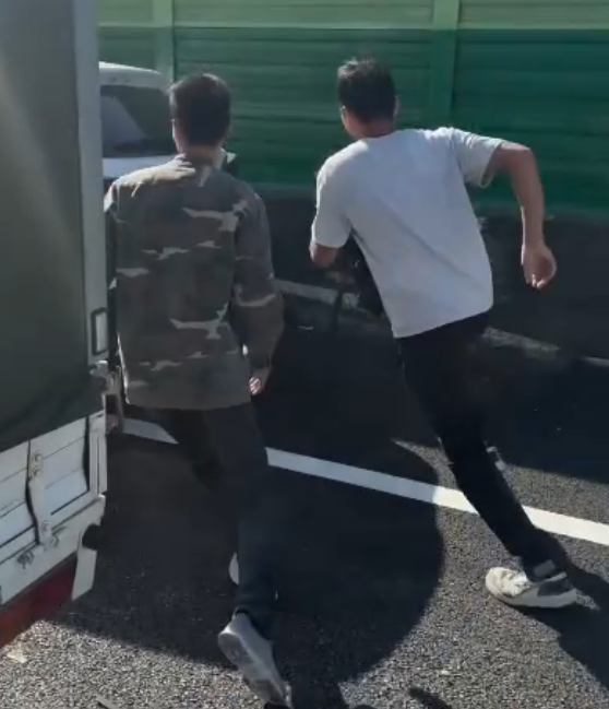 誇張! 疑似移工國道肇逃橫越車道落跑 誇張! 疑似移工國道肇逃橫越車道落跑