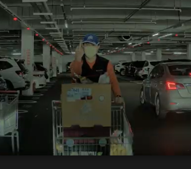 爆料／好市多黑五停車場爆「路怒」糾紛 駕駛禮讓行人反遭阿伯惡意比中指