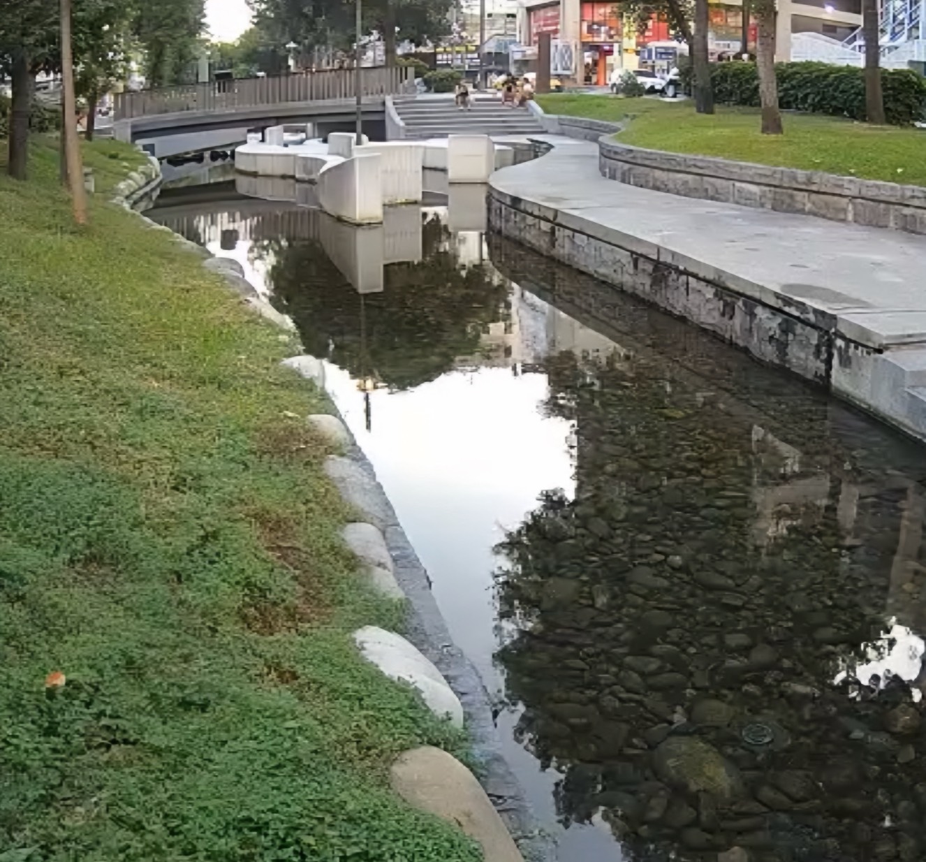 誠摯邀請市民朋友及國內外遊客趁著週末好天氣到綠川走走，享受悠閒散步、親水休憩的