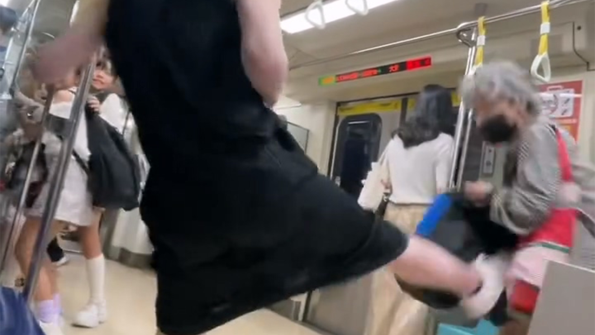 年輕人和婦人在捷運發生衝突，苦苓逆風喊「婦人沒有錯」。