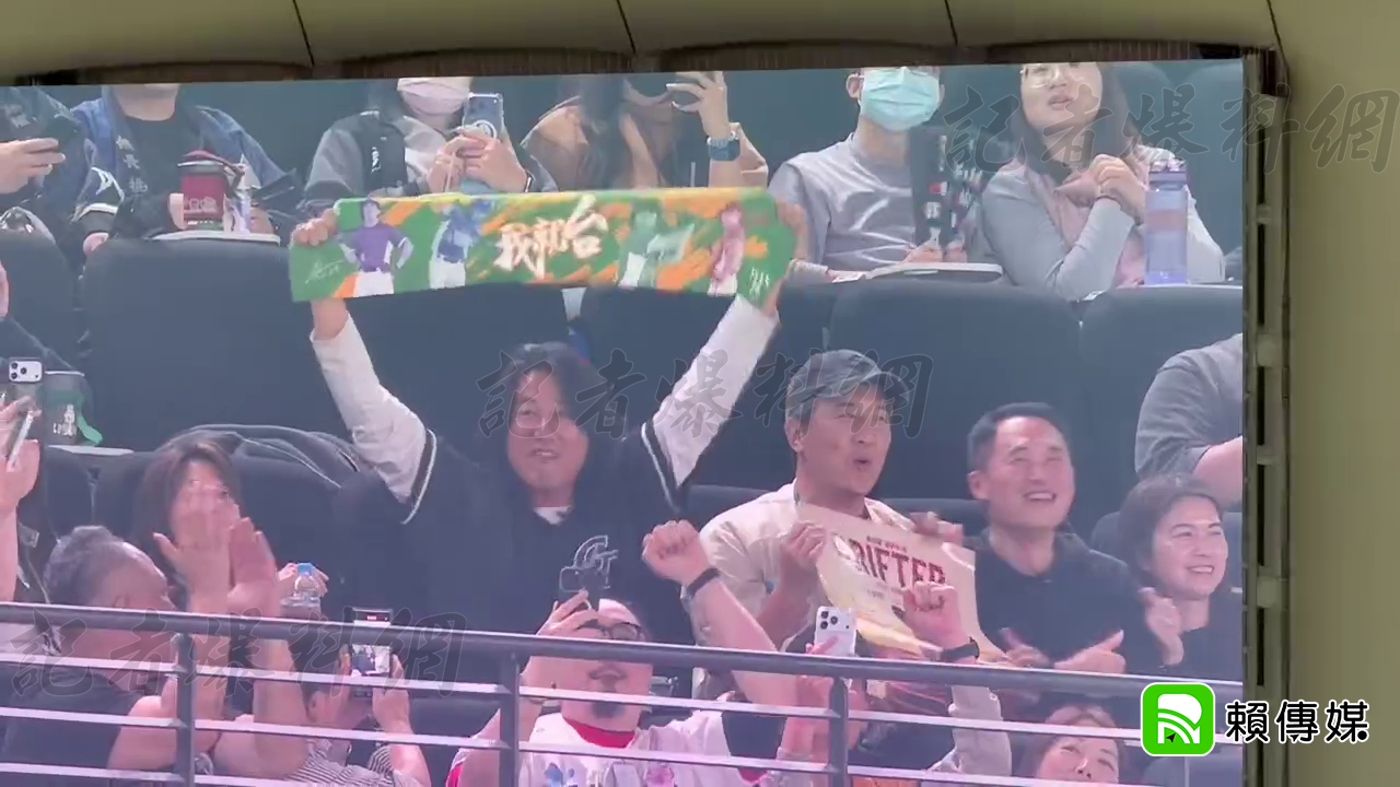 ▲「韓哥」姜成鎬現身大巨蛋...高舉「我就台」毛巾應援（圖／威威軒 提供；未經授權請勿翻攝）
