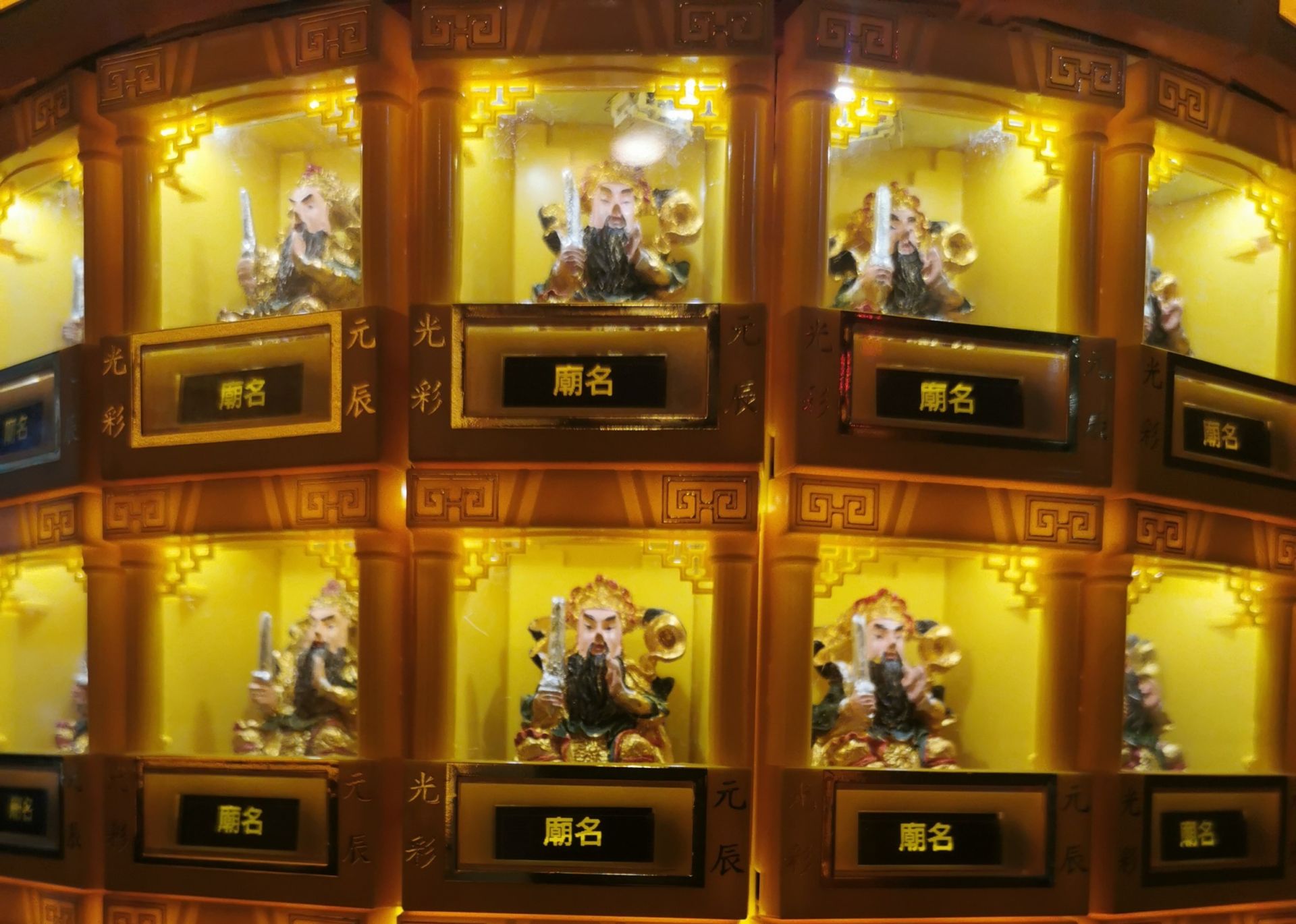 寺廟內整齊排列的光明燈牆，象徵燈火不熄、神光普照，為信眾祈求平安順遂。