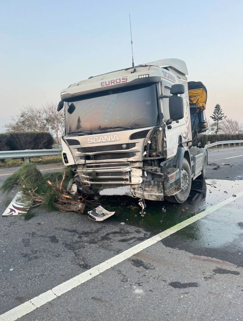 台78線高斗車自撞衝越對向車道 現場混亂造成內線封閉