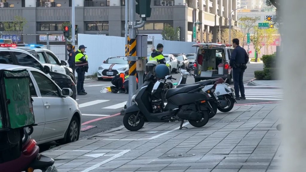 影／自撞死亡！台南騎士闖紅燈警追隨　逃逸途中撞轎車不治