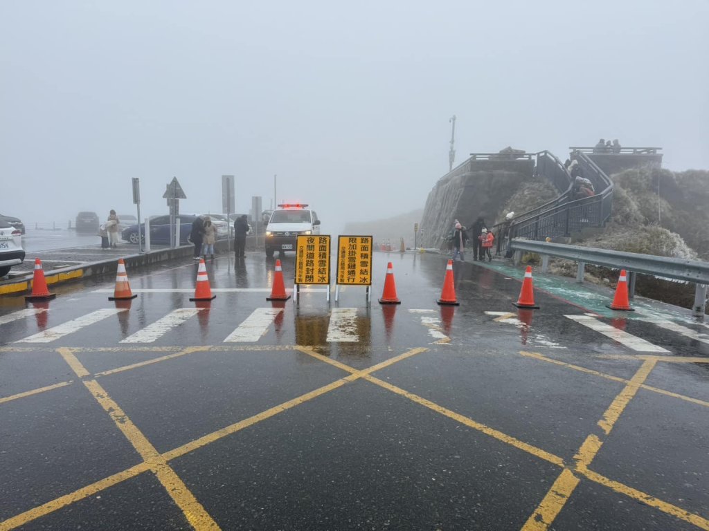 合歡山武嶺至大禹嶺路段道路潮濕結冰  限加掛雪鏈通行