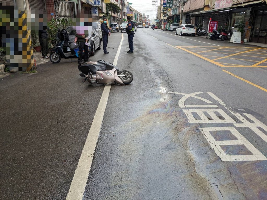 台中貨車漏油釀禍！ 　兩機車摔倒1人受傷