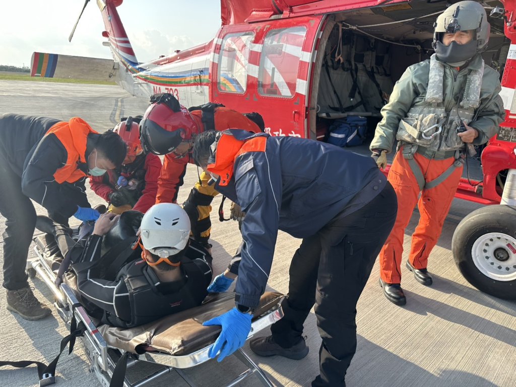 登山客受困台東凱翁峽谷　空勤直升機吊掛脫困  