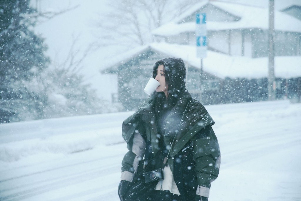 蘇慧倫雪景近照曝光！凍齡到「連咬紙杯都美」