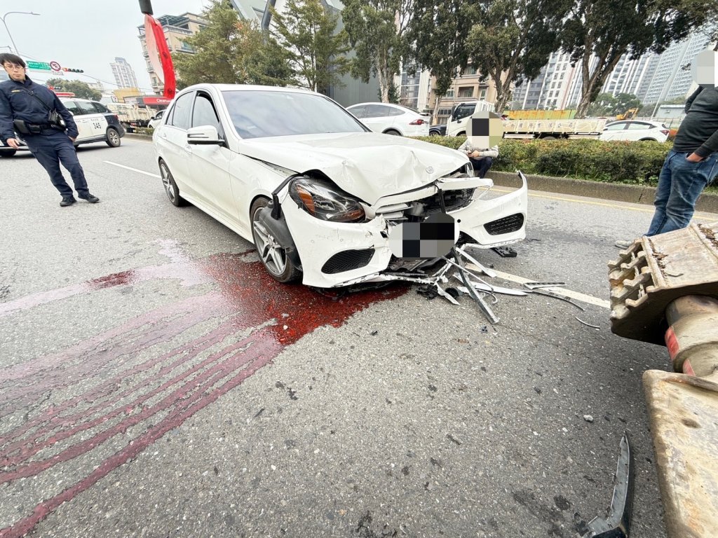 嚇壞！賓士駕駛撿手機追撞曳引車　「滿地紅水」真相曝