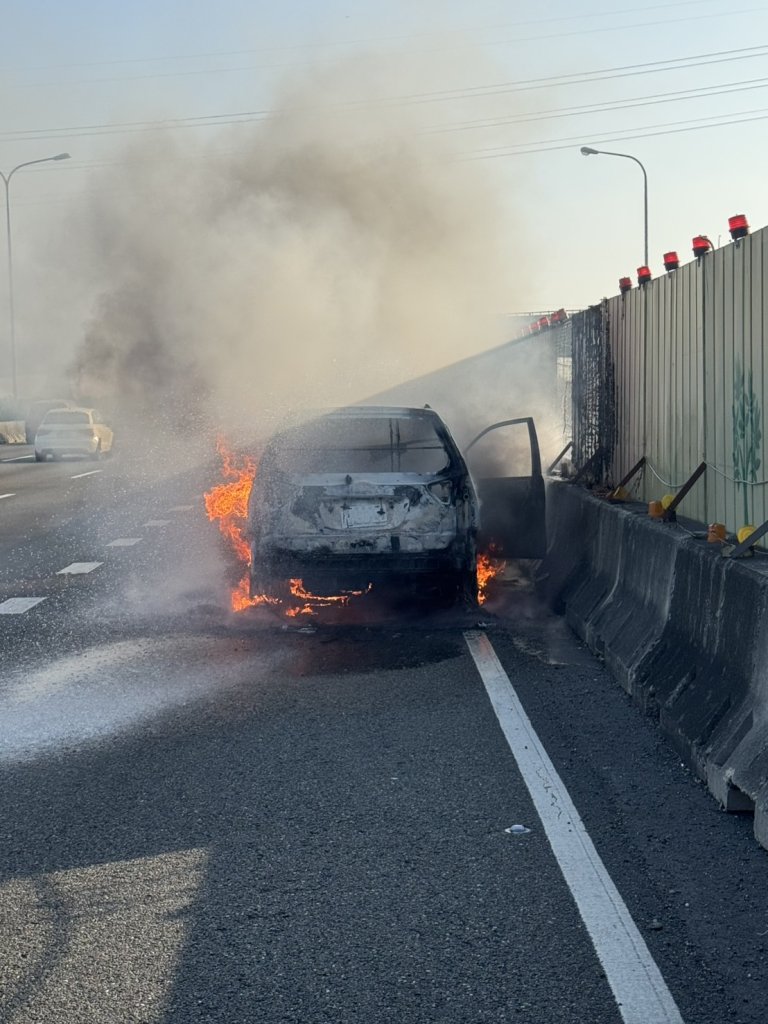 國1南317.4km驚傳火燒車！2人及時逃生　疑冷氣冒煙釀火災