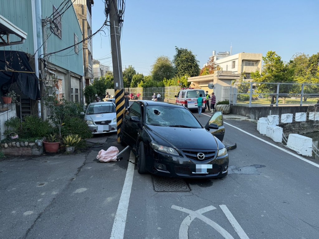 （有片）台中霧峰死亡車禍！　駕駛頭部撞破擋風玻璃傷重不治  