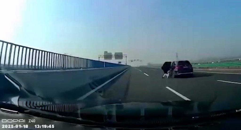 影／一言不合就跳車！陸女高速公路上開賓士車門跳出　車內友人急拉住　