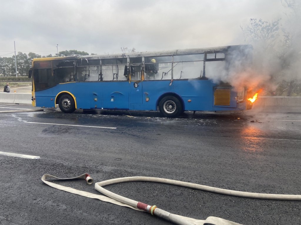 國道3號火燒車！　大客車起火無人傷亡 