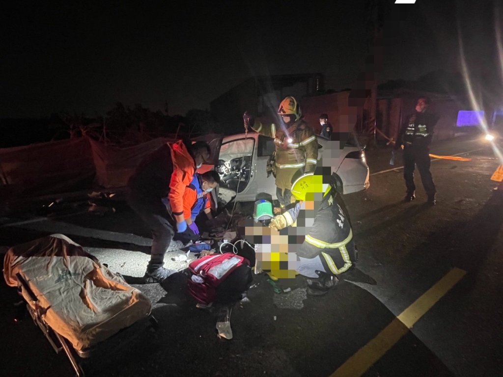 快訊／台南男駕車疑自撞路燈！受困車內　命危搶救中