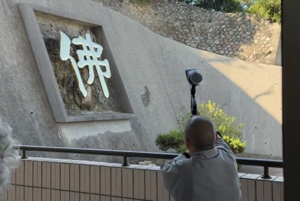 影／猴子大鬧高雄寺廟！法師拿空氣槍「物理超渡」　網友：槍法也是法