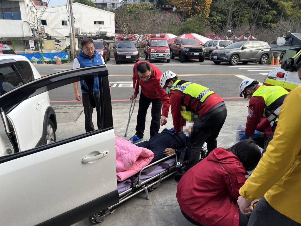 （有片）男子駕車至消防分隊前按喇叭　消防隊員發現昏迷送醫急救 