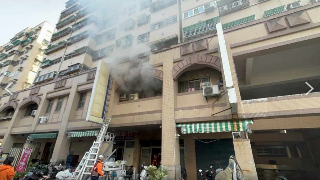 台南北區國宅上午驚傳火警！火煙瀰漫...1人燙傷脫困　消防隊急救射水搶救