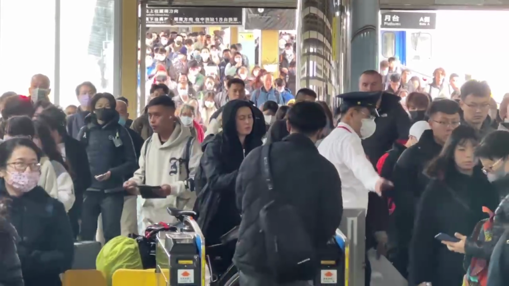 台鐵遭電纜壓壞電車線！啟動接駁旅客怨聲不斷　許多民眾改往高鐵站搭乘