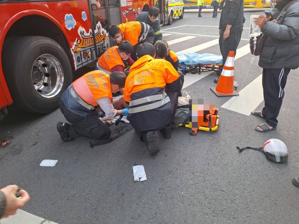 信義區雙層觀光巴士撞機車　女乘客左腳捲輪下粉碎性骨折