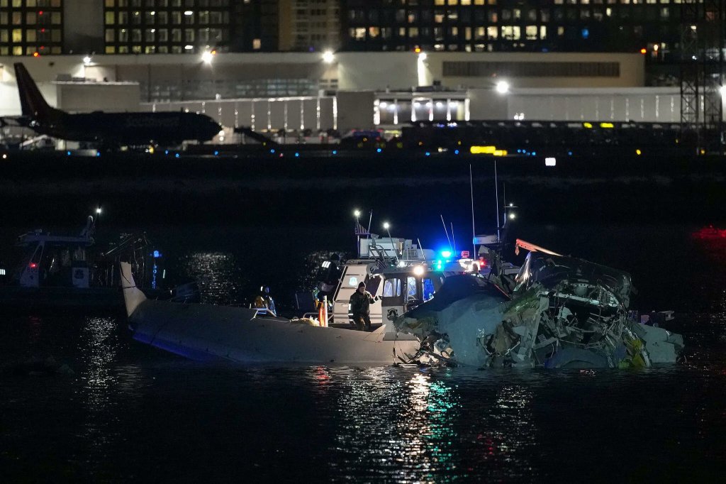 華府驚悚空難！兩架飛機相撞墜入波多馬克河 低溫搜救生還機率渺茫