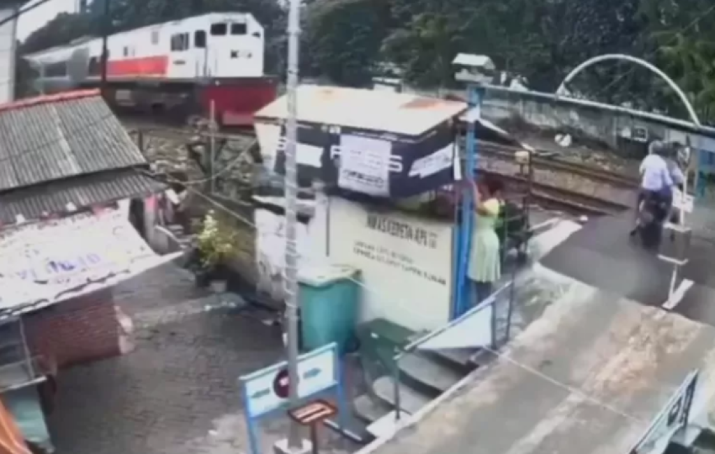 影／雙載機車過平交道被撞！騎士噴飛腳踝骨折　乘客跳車奇蹟無傷