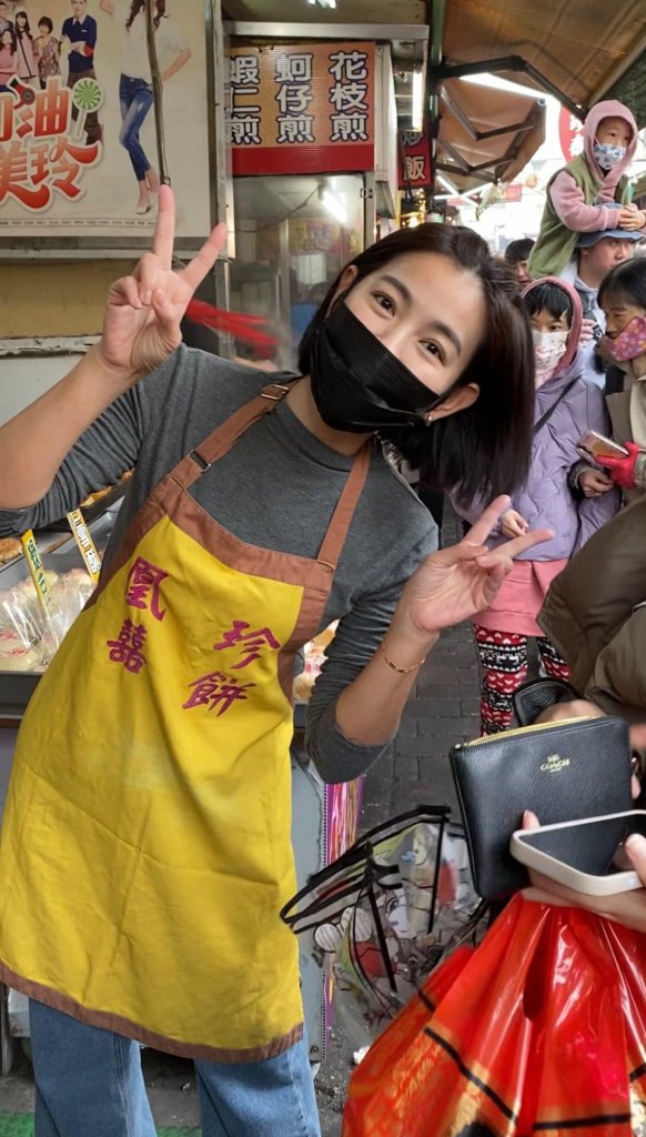 米可白春節返鄉賣餅！親切招呼粉絲變「活招牌」 現場人氣旺爆