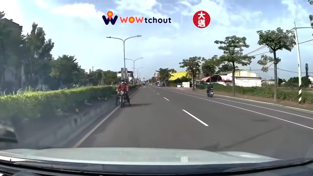 影／台南新營驚險瞬間！老夫妻逆向騎車險釀車禍　行車記錄器全都錄