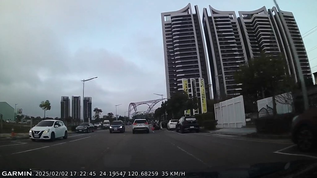 影／台中駕駛停車「突開車門」！路過騎士被擊落　倒地險遭旁車輾過