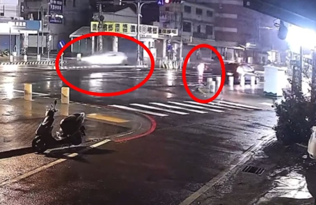 有片/斗六凌晨驚悚車禍！男子疑闖紅燈撞飛機車騎士 兩傷者骨折送醫 