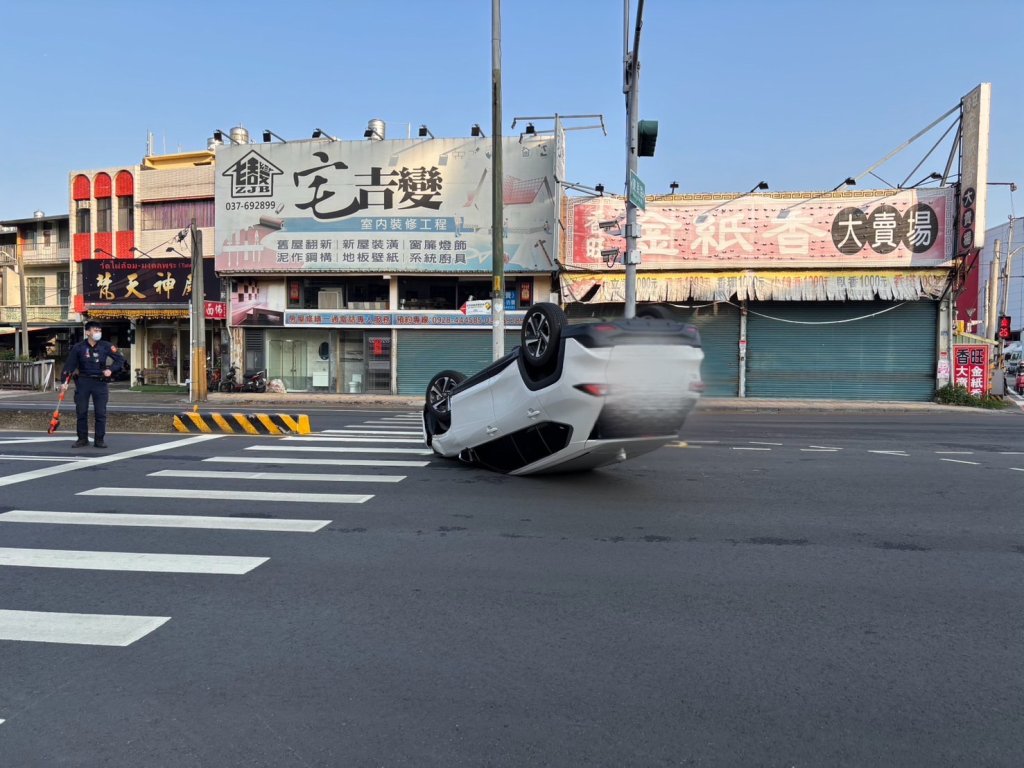 駕駛身體不適突發暈眩　苗栗頭份自小客車撞分隔島翻覆